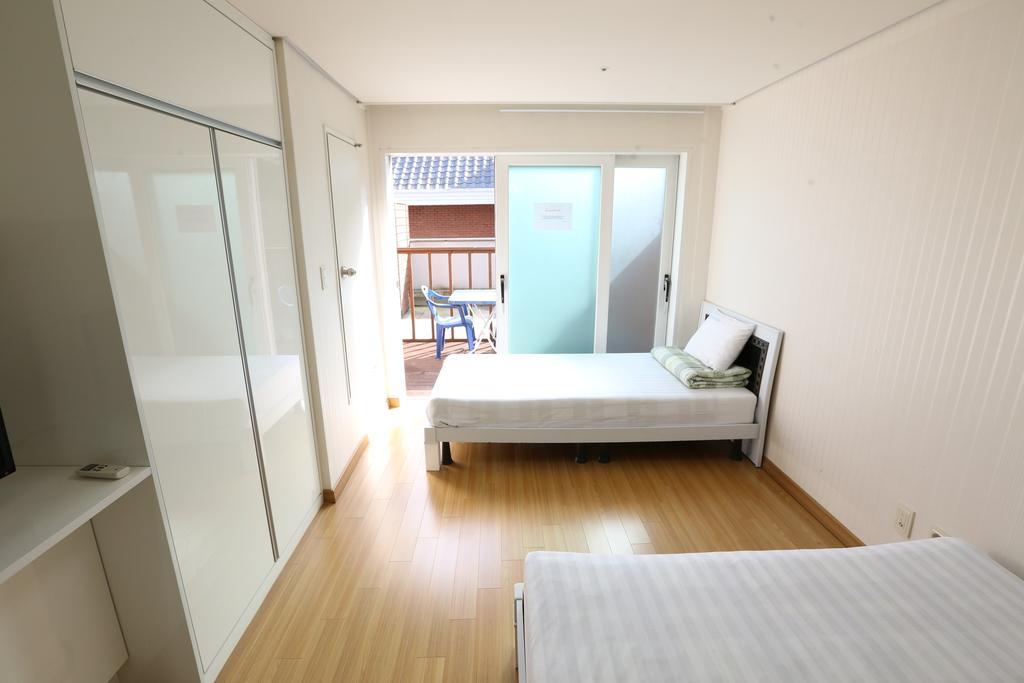 Phil House Albergue Guri Habitación foto